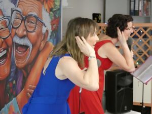 Les Chanteuses Joyeuses : duo féminin qui fait revivre les chansons d’autrefois en maison de retraite et EPHAD