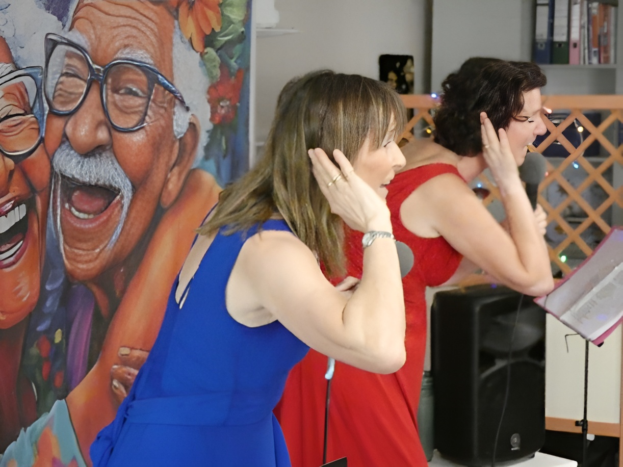 Les Chanteuses Joyeuses : duo féminin qui fait revivre les chansons d’autrefois en maison de retraite et EPHAD