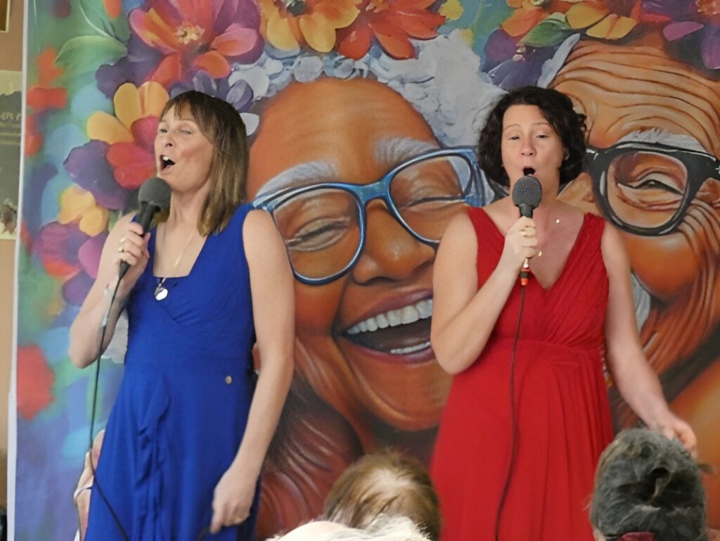 Les Chanteuses Joyeuses : duo féminin qui fait revivre les chansons d’autrefois en maison de retraite et EPHAD