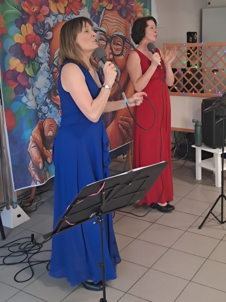 Les Chanteuses Joyeuses : duo féminin qui fait revivre les chansons d’autrefois en maison de retraite et EPHAD