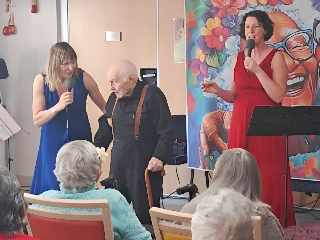 Les Chanteuses Joyeuses : duo féminin qui fait revivre les chansons d’autrefois en maison de retraite et EPHAD