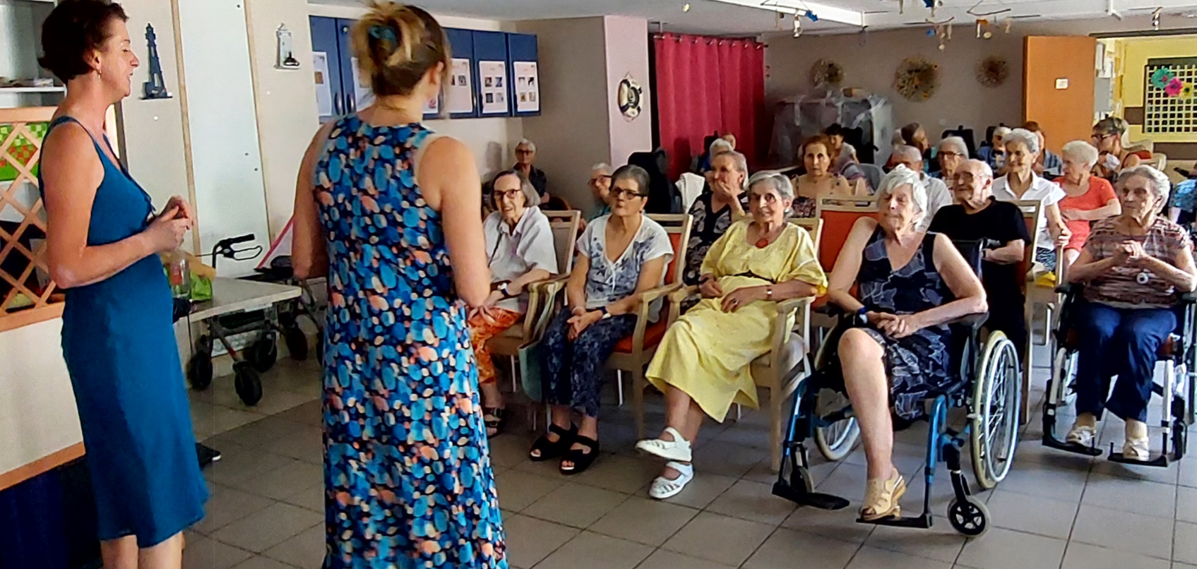 Les Chanteuses Joyeuses : duo féminin qui fait revivre les chansons d’autrefois en maison de retraite et EPHAD