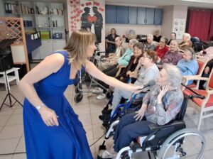 Les Chanteuses Joyeuses : duo féminin qui fait revivre les chansons d’autrefois en maison de retraite et EPHAD